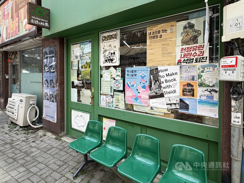 光州雙年展擅改台灣館名稱事件，光州獨立書店「少年的書」代表林仁子多次聲援台灣，中央社24日走訪書店，門上就寫著「民主主義必須由我們來守護」。中央社記者楊啟芳光州攝　115年8月24日