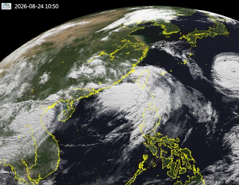 氣象署表示，24日台灣仍處於大低壓帶內，南部、花東地區續防豪雨等級以上降雨。（圖取自天氣與氣候監測網watch.ncdr.nat.gov）