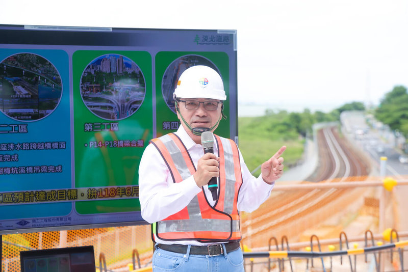 新北市長侯友宜（圖）24日視察淡水河北側沿河平面道路工程，並表示，整體進度微幅超前，目標118年6月主線通車。（市府提供）中央社記者王鴻國傳真　115年8月24日