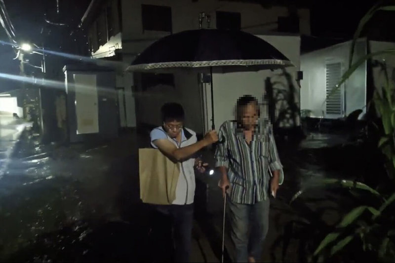 台南市23日晚間起頻受強降雨影響，共18條土石流潛勢溪流發布紅色警戒、19條達黃色警戒，市府啟動防災機制，預警性撤離共567人。（台南市政府提供）中央社記者楊思瑞台南傳真　115年8月24日