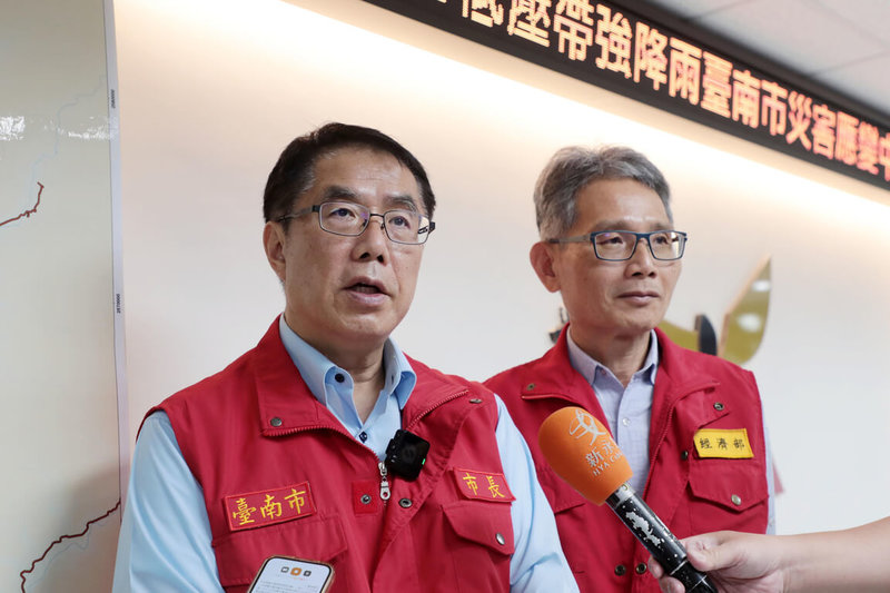 經濟部次長賴建信（右）24日與台南市長黃偉哲（左）出席台南市災害應變中心會議，宣布曾文水庫將從下午6時進行調節性放水。（台南市政府提供）中央社記者楊思瑞台南傳真　115年8月24日