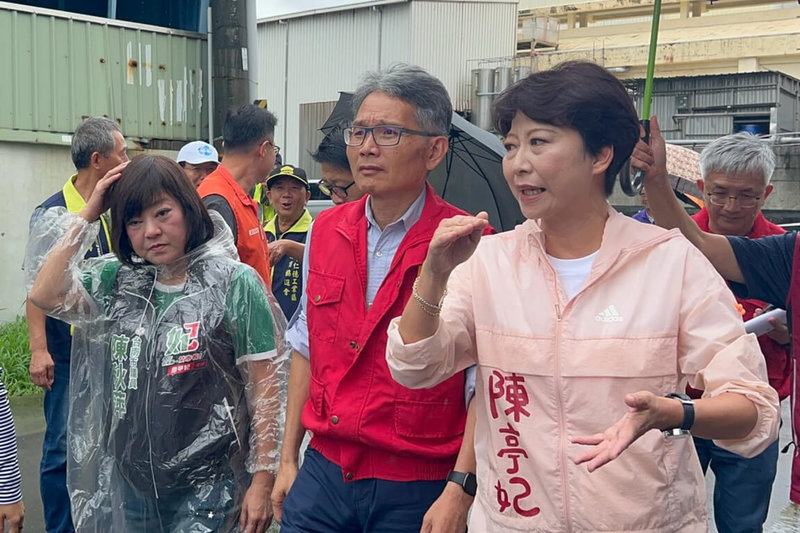 連日降雨造成台南多處低漥地區積淹水，民進黨立委陳亭妃（前右）24日邀集經濟部次長賴建信（前中）等人到仁德區檢視排水相關設施。（陳亭妃服務處提供）中央社記者楊思瑞台南傳真　115年8月24日
