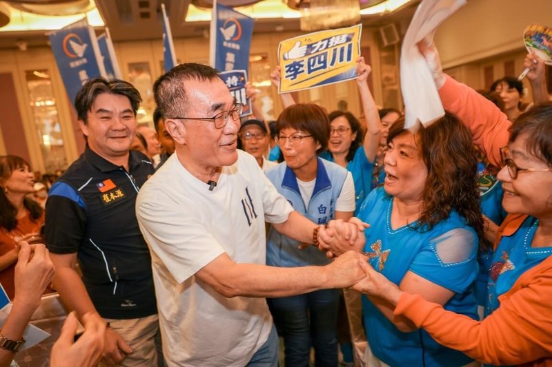 國民黨新北市長參選人李四川（前左）24日出席汐止川友會成立大會，許多民眾高舉標語熱情打氣。李四川允諾，若擔任市長將與北市緊密合作，推動汐東線延伸環狀線東環段。（李四川競辦提供）中央社記者曹亞沿傳真　115年8月24日
