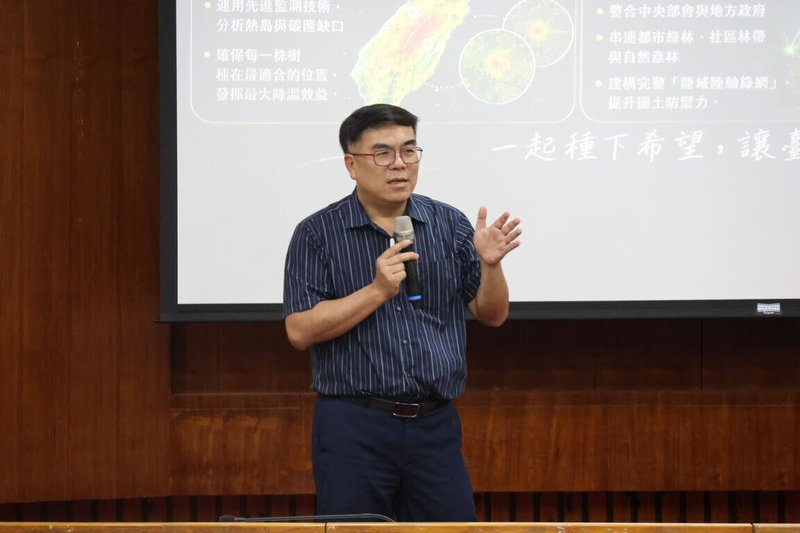 環境部24日在國立聯合大學舉辦「國土綠蔭氣候調適計畫暨推動木質資源循環說明會（苗栗場）」，部長彭啓明（圖）表示，國土綠蔭已提升到與電力、供水同等高度，視為國家級韌性基礎建設。（苗栗縣政府提供）中央社記者管瑞平傳真　115年8月24日
