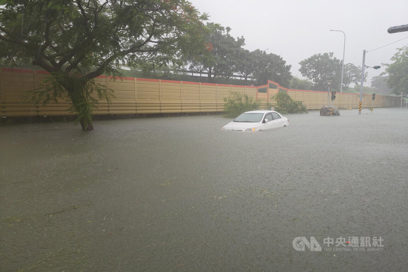 台南地區24日清晨一陣強降雨後，東區裕義路一帶嚴重積水，有車輛疑似誤入泡在水中。中央社記者楊思瑞攝　115年8月24日