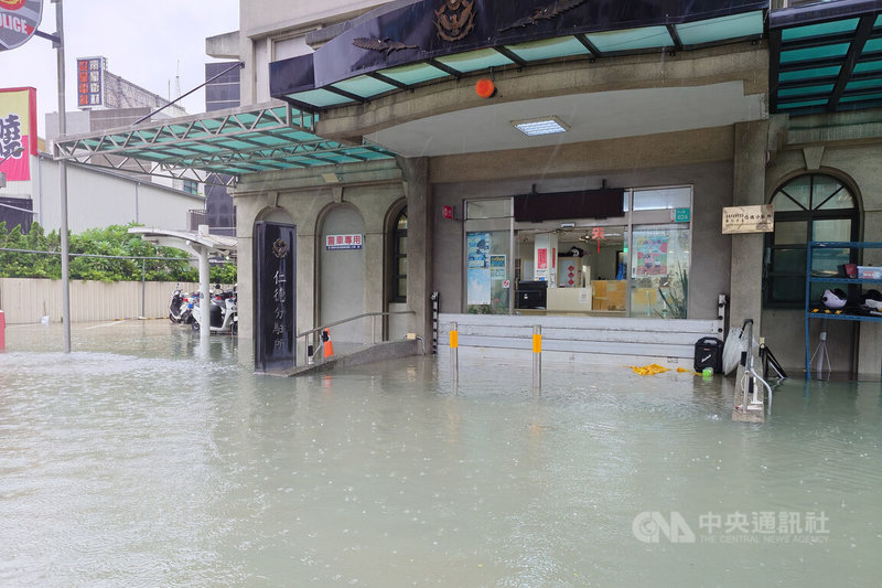 台南地區24日清晨一陣強降雨後，歸仁警分局仁德分駐所前道路嚴重積水，分駐所也緊急架起防水閘門。中央社記者楊思瑞攝　115年8月24日