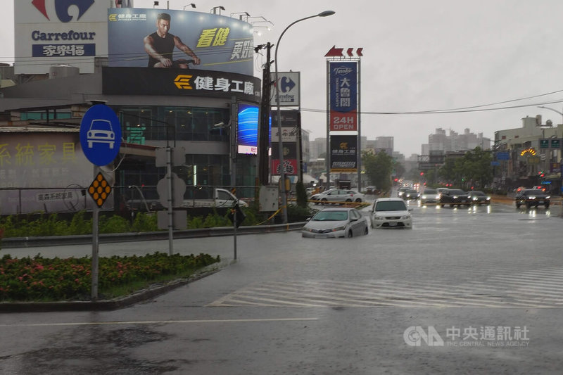 台南地區24日清晨一陣強降雨後，國道1號仁德交流道平面道路嚴重積水，除了北向入口持續封閉，南下入口也一度不通，還有車輛困在水中等待水退。中央社記者楊思瑞攝　115年8月24日
