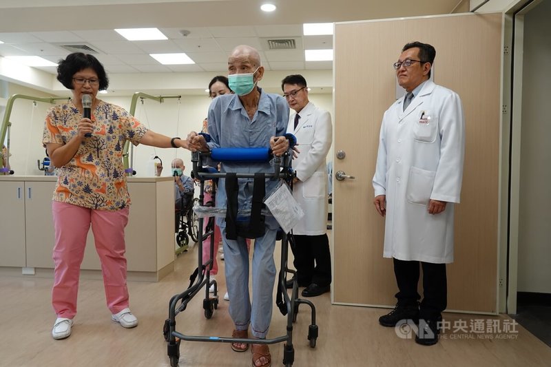 北榮鳳林分院附設頤園住宿長照機構結合AI（人工智慧），協助量身設計每一位住民的照顧與復健模式，圖為住民正在進行復健。中央社記者吳書緯攝　115年8月24日