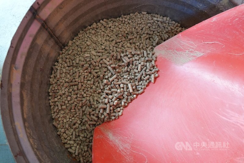 以果樹修枝、木材下腳料等農業資材所製成的木質顆粒，除了能用來當成發電燃料外，也能作為BBQ的燃料或是貓砂等用途。中央社記者吳書緯攝　115年8月24日