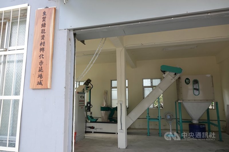瑩迪企業利用退輔會台東農場閒置空間，改造作為生質綠能資材轉化示範場域，將果樹修枝、木材下腳料等資材回收，製造成木質顆粒，圖為製作木質顆粒的造粒機。中央社記者吳書緯攝　115年8月24日