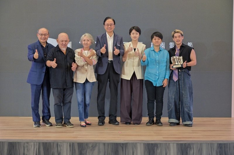 2026桃園電影獎頒獎典禮24日舉行，桃園市文化局長邱正生（左起）、評審林正盛、陸弈靜、市長張善政及「一生二命」劇組出席並留影。（桃園電影獎提供）中央社記者王心妤傳真　115年8月24日
