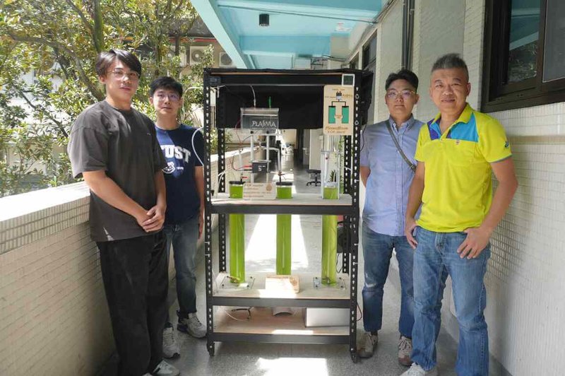 台灣科技大學教授郭俞麟（前右）的團隊研究綠色固碳方法，驗證電漿活性水在特定條件下可有效促進淡水小球藻生長，提升碳固定效率，等於可把水變成肥料。（台科大提供）中央社記者許秩維傳真　115年8月24日