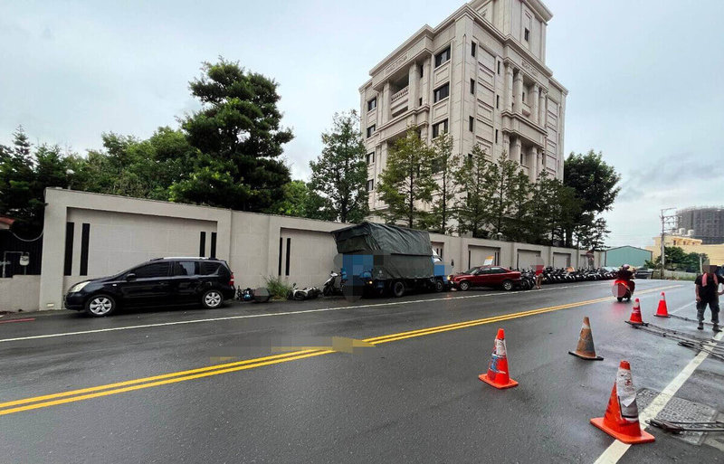 非洲籍男子23日駕駛小貨車行經台中市沙鹿區，疑煞車失靈，撞上路邊停放16台汽機車，鎮瀾宮董事長顏清標住宅外牆也受波及，幸無人受傷。（民眾提供）中央社記者趙麗妍傳真　115年8月24日