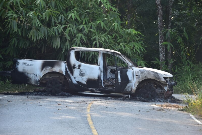 泰國南部23日爆發協同連環暴力襲擊事件，陶公府一輛汽車被焚毀。（法新社）