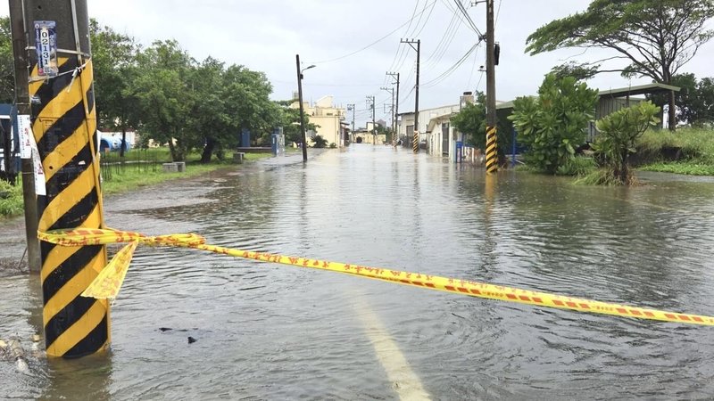 連日降雨，屏東縣枋寮鄉新龍村地勢較為低窪，加上排水支線堤岸高度不足，豪雨期間又受到北勢溪出口水位高漲影響，容易造成內水排除不易。（屏東縣政府提供）中央社記者黃郁菁傳真　115年8月24日