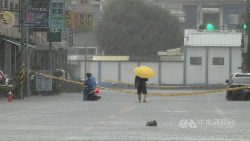 屏東地區從23日起雨勢未歇，造成多條道路積淹水嚴重，為安全起見，24日多處道路拉起封鎖線管制。中央社記者李卉婷攝　115年8月24日