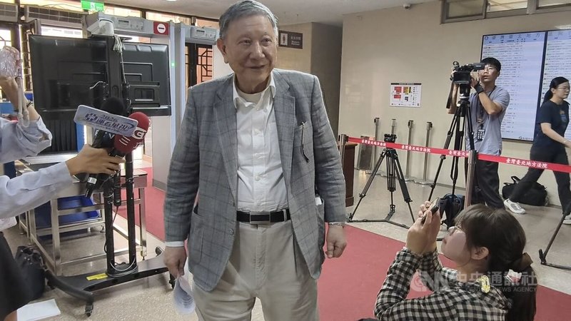 威京集團主席沈慶京（中）涉主導京華城土地標售案非常規交易，並將新台幣29億餘元用於償還海外賭債等，遭檢方起訴求刑26年。台北地院24日首開庭，沈慶京出庭。中央社記者劉世怡攝　115年8月24日