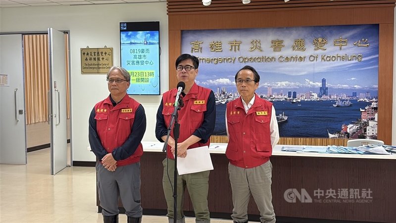 高雄連日豪大雨，市長陳其邁（中）24日下午在災害應變中心會議後說明，這次24小時累積雨量測得最高的是在楠梓區測站，達567毫米，3天累積雨量達913毫米，降雨水準超越莫拉克風災。中央社記者洪學廣攝　115年8月24日