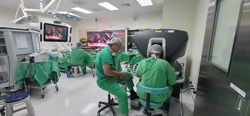 台大醫院於115年5月正式獲得國際機器手臂手術設備製造商認證，成立台灣首座一般外科單孔手術觀摩中心，為國內首家獲這項認證的醫學中心。（台大醫院提供）中央社記者陳婕翎傳真　115年8月24日