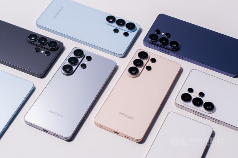 產業報告預測，三星電子今年可望重奪全球智慧型手機市場龍頭地位。圖為Galaxy S26系列智慧型手機。（中央社檔案照片）