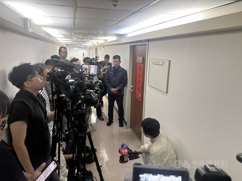 國民黨立委陳雪生國會辦公室24日上午遭檢調搜索。圖為媒體記者在陳雪生國會辦公室外等候。中央社記者劉冠廷攝　115年8月24日