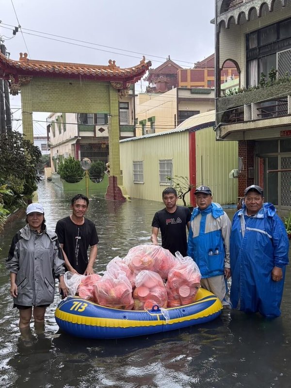 受低壓帶及西南風影響，屏東大雨不斷、多處淹水，佳冬鄉塭豐村水深一度及腰，塭豐村長李明杰（右1）24日運用小艇逐戶發放物資。（塭豐村長李明杰提供）中央社記者黃郁菁傳真　115年8月24日