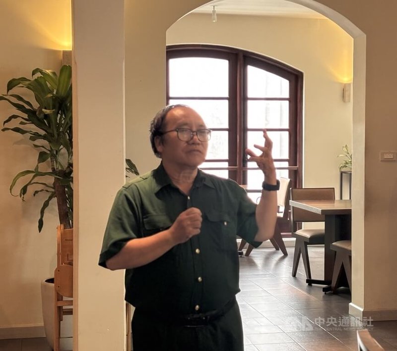 越南國寶級詩人陳登科18日出席成功大學越南研究中心在河內舉辦的「春風如詩輕拂母親的房間」詩集譯作發表會。他現場以「台灣」為題即興創作詩歌，盼台越深化交流的心意博得滿堂彩。中央社記者曾婷瑄河內攝　115年8月24日