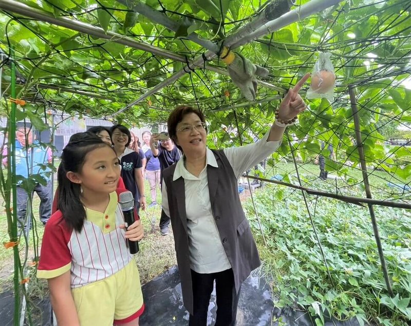 開學在即，彰化縣長王惠美（右1）24日前往和仁國小視察中央廚房，也參觀學校名為「和仁一畝田」的開心農場，孩子們分享從幼苗開始澆水照顧的百香果栽種成果。（縣府提供）中央社記者吳哲豪傳真　115年8月24日
