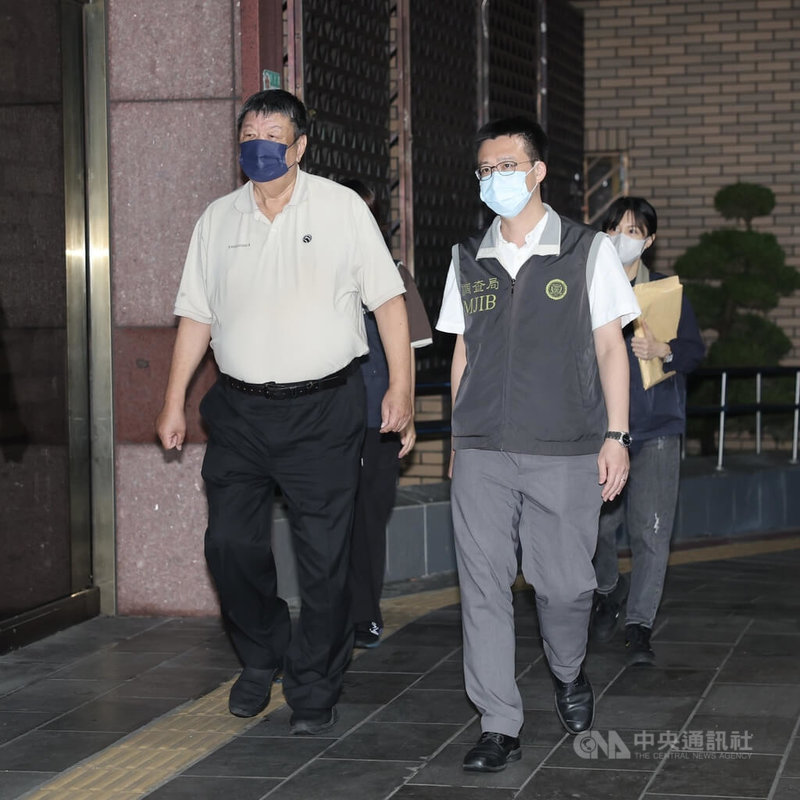國民黨立委陳雪生涉嫌利用親友詐領助理費、收受廠商提供助理使用等案件，案經雄檢移轉管轄，台北地檢署24日指揮調查局台北市調查處、南機站搜索並約談陳雪生等27人。圖為25日凌晨陳雪生（左）由檢調人員陪同步入北檢複訊。中央社記者王飛華攝　115年8月25日
