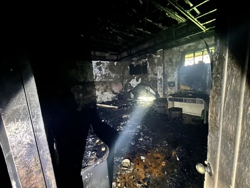 雲林縣崙背鄉民主路25日清晨發生民宅火警，火場一片焦黑，消防人員救出受困3人，起火原因將由調查人員進一步釐清。（消防局提供）中央社記者蔡智明傳真　115年8月25日