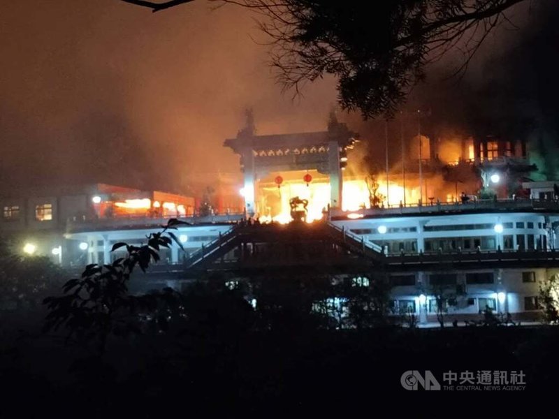 台北市文山區指南宮凌霄寶殿24日晚間發生火災，現場全面燃燒，火勢直到25日凌晨0時9分撲滅，台北市長蔣萬安25日上午將前往現場視察。（翻攝照片）中央社記者黃麗芸傳真　115年8月25日