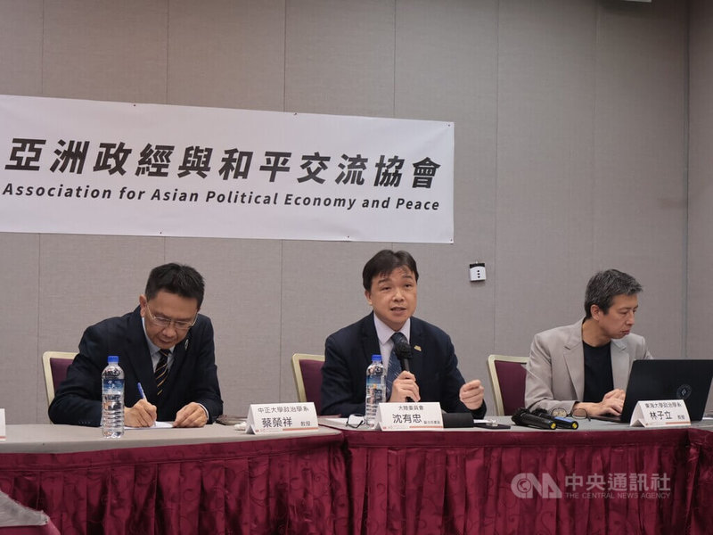 陸委會副主委沈有忠（中）25日在台大醫院國際會議中心出席亞洲政經與和平交流協會8月座談會「中國網路監管再擴張—公安權力進入個人資訊與網路活動」，他於會上發言。 中央社記者李雅雯攝 115年8月25日