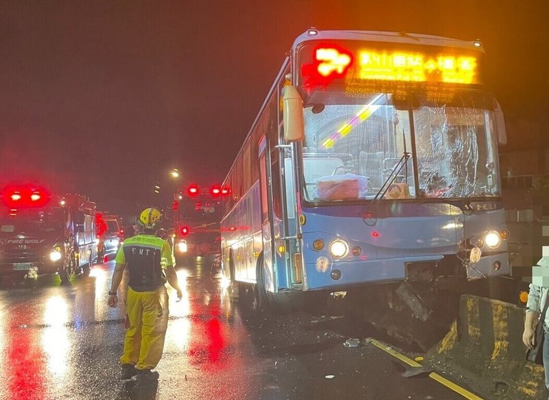 基隆客運1061號路線公車25日晚間行經暖暖火車站時不明原因自撞路上安全島，導致多名乘客輕傷。確切肇事原因仍有待警方釐清。（基隆市消防局提供）中央社記者沈如峰傳真　115年8月25日