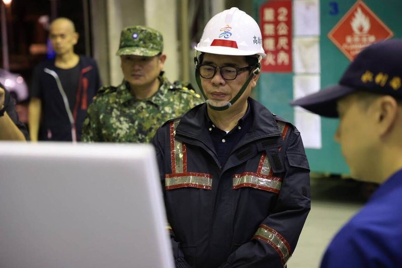 高雄豪雨持續，25日市區恢復正常上班、上課，為確保民眾通勤安全，市長陳其邁（中）24日晚間持續勘災。（高雄市水利局提供）中央社記者林巧璉傳真　115年8月25日