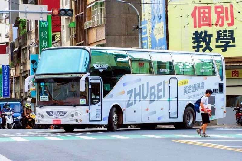 新竹縣竹北市公所25日表示，免費「雙市黃金通學線」將於31日為新學期開學日恢復接駁，服務竹中、竹商及建功高中學生，開學首週並配合各校作息調整返程班次。（竹北市公所提供）中央社記者郭宣彣傳真　115年8月25日