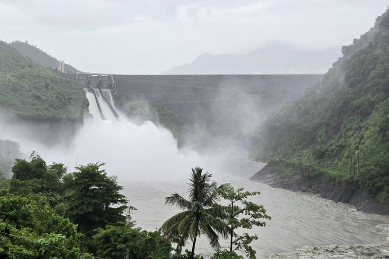 曾文水庫集水區近日降下豐沛雨量，南區水資源分署25日上午6時開啟溢洪道放水，進行下游河道淤泥暫置場沖淤作業，增加水庫滯洪空間。（南水分署提供）中央社記者楊思瑞台南傳真　115年8月25日