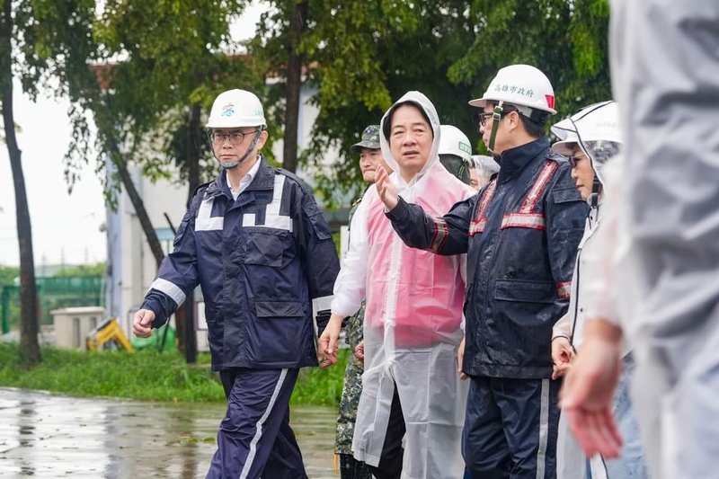 高雄連日豪雨，民進黨高雄市長參選人賴瑞隆（左）25日陪總統賴清德（左2）視察治水計畫。（賴瑞隆辦公室提供）中央社記者蔡孟妤傳真　115年8月25日