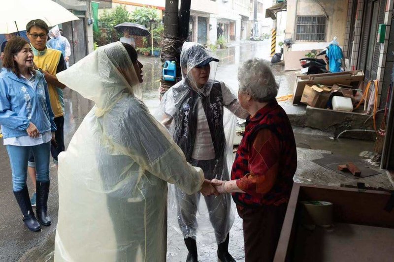 國民黨24日宣布暫緩舉辦行動中常會高雄場，市黨部主委、高雄市長參選人柯志恩（右2）等人到高雄各地勘災。（國民黨高雄市黨部提供）中央社記者蔡孟妤傳真　115年8月25日