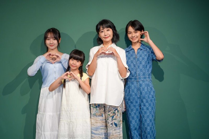 演員謝語恩（左起）、何宥霏、陳婉婷、柏妍樺合作演出戲劇「轉角那間心藥局」，陳婉婷25日在記者會中分享，自己會靠搭捷運回家的路途中放下角色，消化一些劇中負面情緒。（大愛提供）中央社記者洪素津傳真　115年8月25日