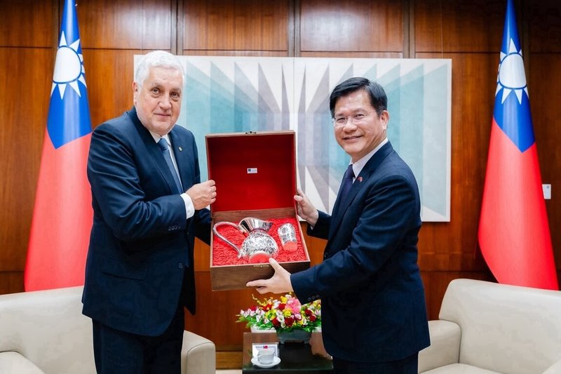 巴拉圭外交部行政及技術事務次長艾蘭達（Miguel Angel Aranda，另譯：阿藍達，左）25日拜會外交部長林佳龍（右），並致贈禮品。（外交部提供）中央社記者楊堯茹傳真　115年8月25日