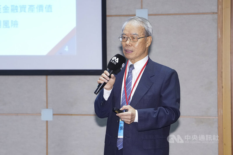 中央通訊社25日在台北舉辦「2026金融永續論壇」，台灣綜合研究院院長吳再益（圖）出席，以「智慧金融新藍圖：轉型金融監理與數位創新的雙軌共進」為題發表專題演講。中央社記者鄭清元攝　115年8月25日
