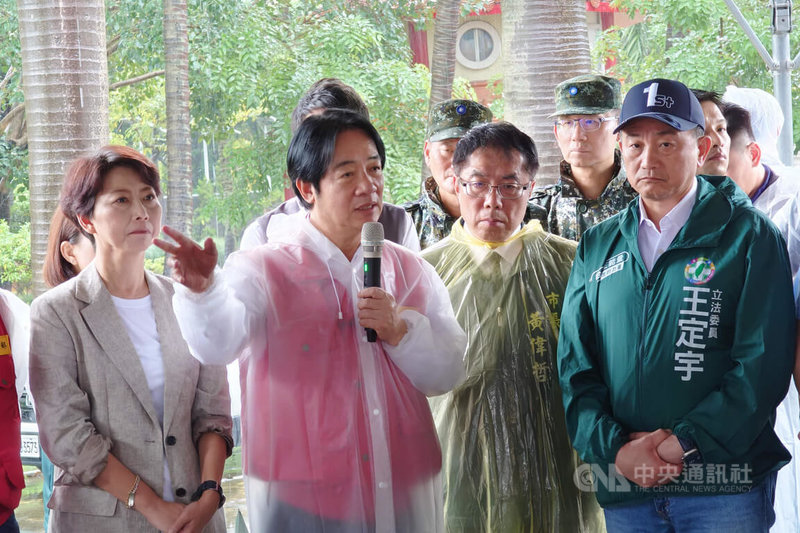 總統賴清德（前左2）25日到台南市崑山科技大學視察強降雨造成周邊道路積淹水情形，聽取簡報後發表談話。中央社記者楊思瑞攝　115年8月25日