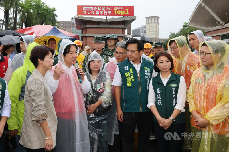 總統賴清德（前左2）25日視察崑山科技大學周邊道路積淹水情形，致詞時指出從這次看來治理還有需加強處，他贊成市府規劃，先挖水道到抽水站，並利用校內土地挖地下蓄水池等設施，讓抽水站發揮更大功能，內政部及水利署在預算方面會全力支持。中央社記者楊思瑞攝　115年8月25日
