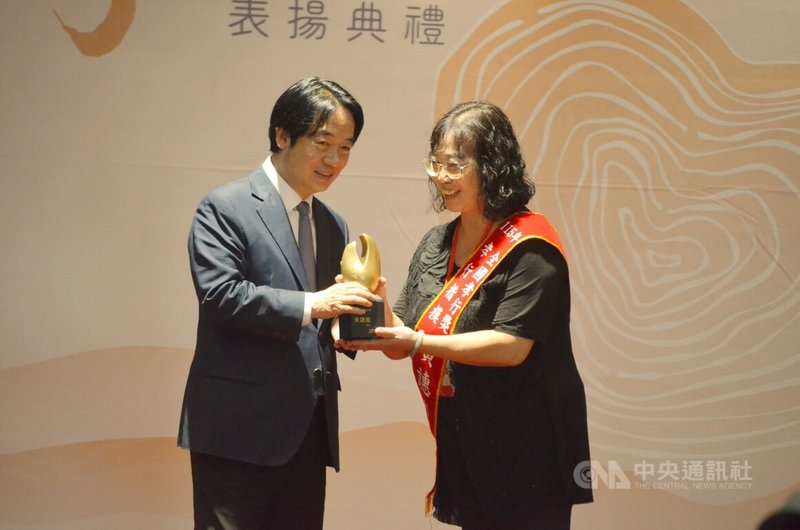 「115年全國孝行獎表揚典禮」25日在嘉義縣舉行,總統賴清德(左)出席與會,頒獎表揚來自水上鄉的全國孝行楷模黃譓庭(右)。中央社記者蔡智明攝 115年8月25日