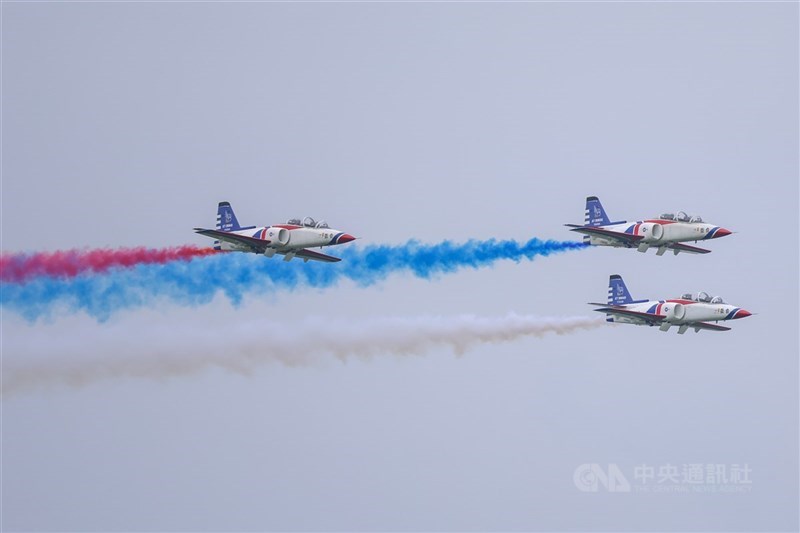 圖為AT-3自強高教機以3機編隊飛行。（中央社檔案照片）