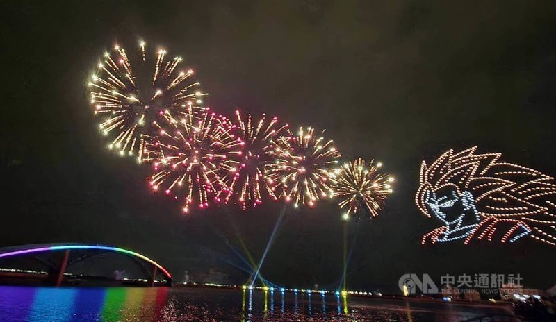2026澎湖國際海上花火節25日晚間在馬公觀音亭園區盛大迎接年度最終場，除結合IP「七龍珠Z」的700台無人機燈光秀最後一次升空，海上煙火秀也加碼至720秒，為花火節畫下圓滿句點。中央社　115年8月25日