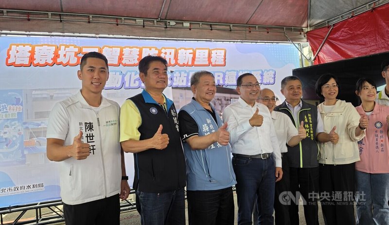 新北市長侯友宜（左4）、民進黨立委蘇巧慧（右2）等人視察「塔寮坑二自動化抽水站暨XR遠端操作系統」，對水利局推動智慧防汛的努力表示肯定。中央社記者王鴻國攝　115年8月25日