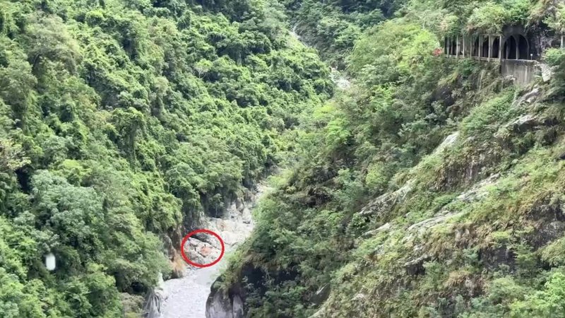 一對男女24日前往花蓮慕谷慕魚溪床撿石頭，卻因溪水暴漲受困河岸岩洞內（紅圈處），消防局獲報已前往救援，評估2人目前暫時沒有生命危險。（民眾提供）中央社記者李先鳳傳真　115年8月25日