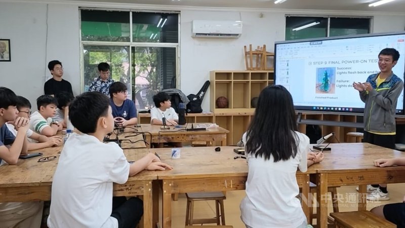 亞東科技大學8月赴印尼辦理電子科學營，由電子工程系助理教授陳暐迪（右）帶領7名學生赴雅加達臺灣學校及泗水臺灣學校授課。中央社實習記者黃鈺涵攝　115年8月25日