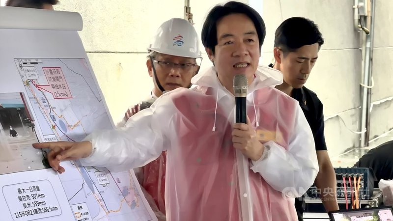 總統賴清德（中）25日到高雄市視察永安北溝排水改善工程，並聽取排水治理等相關內容簡報。賴總統表示，相關排水治理有持續加強必要，支持市府提出的北溝排水治水加強計畫。中央社記者張已亷攝　115年8月25日